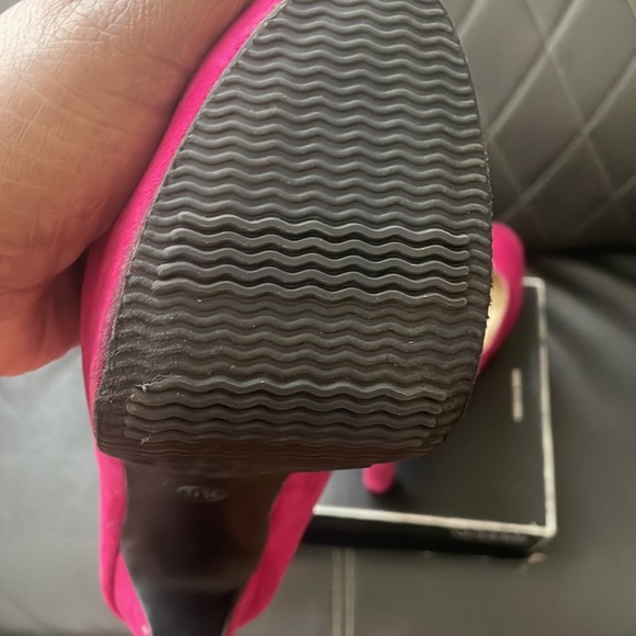 Pink suede platform heels. - Picture 3 of 4